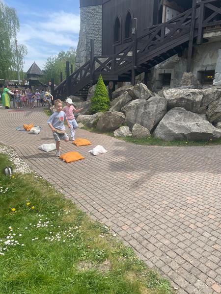 wycieczka klas I do Warowni (35c)